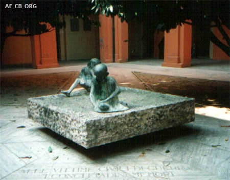 La fontana dei "derelitti", monumento alle vittime civili di guerra, inaugurata nel 1962, prima dei recenti lavori di riqualificazione