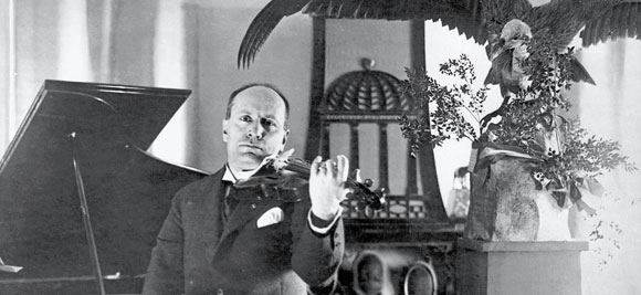 Mussolini violinista (foto tratta dal sito https://scuolallopera.files.wordpress.com)