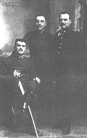 Fig. 8 – Aurelio Villa (al centro) in divisa militare insieme a due suoi commilitoni e compaesani