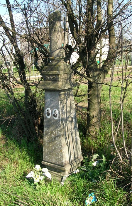 Il piccolo monumento in via Casolana (foto Presutti)