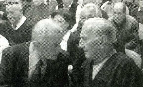 Il dottor Minardi (a destra nella foto) a colloquio con Carlo Pirazzini in occasione del Trebbo del Vernacolo Romagnolo del gennaio 2001