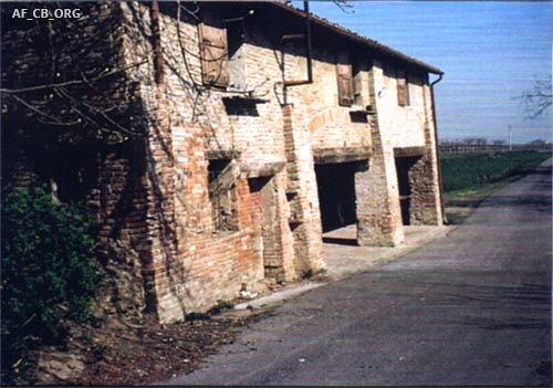 Prospetto sulla via Canale. Visibile il caratteristico portico che serviva da ricovero ai birrocci che si recavano al molino