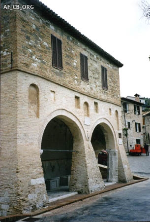 San Severino Marche: Fonte delle Sette Cannelle vista da un'altra angolazione