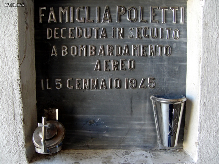Cimitero della Pace di Castel Bolognese. Piccola tomba che ospita dal 1961 i resti di 5 delle 6 vittime