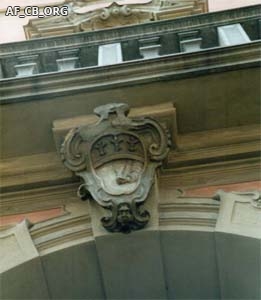 Faenza, particolare della facciata di Palazzo Ginnasi: in primo piano lo stemma Ginnasi