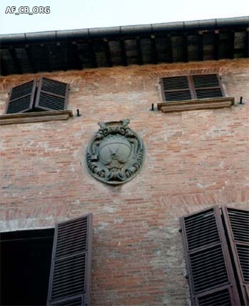  Imola: particolare della facciata di Palazzo Ginnasi; in evidenza lo stemma della famiglia Ginnasi