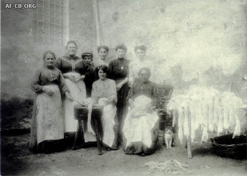 Donne addette al commercio delle oche. Da sinistra: (in piedi) Zvanèna, Maì d'Ulìva (Maria Nanni), Spalanchì (Bruno Borzatta), Minta Tampieri, Olga d'Maì d'Ulìva (Olga Tampieri), Rosina Camerini. Sedute: Lucia de Lungòn, Gesualda Contoli (1910 c.).