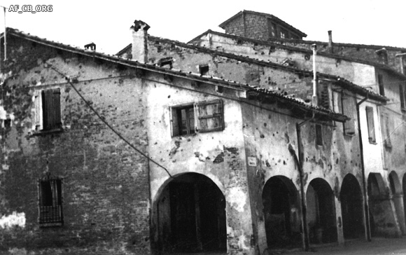 I caratteristici portici di un'antica casa, ora scomparsa, tra Via Morini e Piazza Fanti