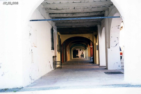 Un tratto dei portici di via Morini