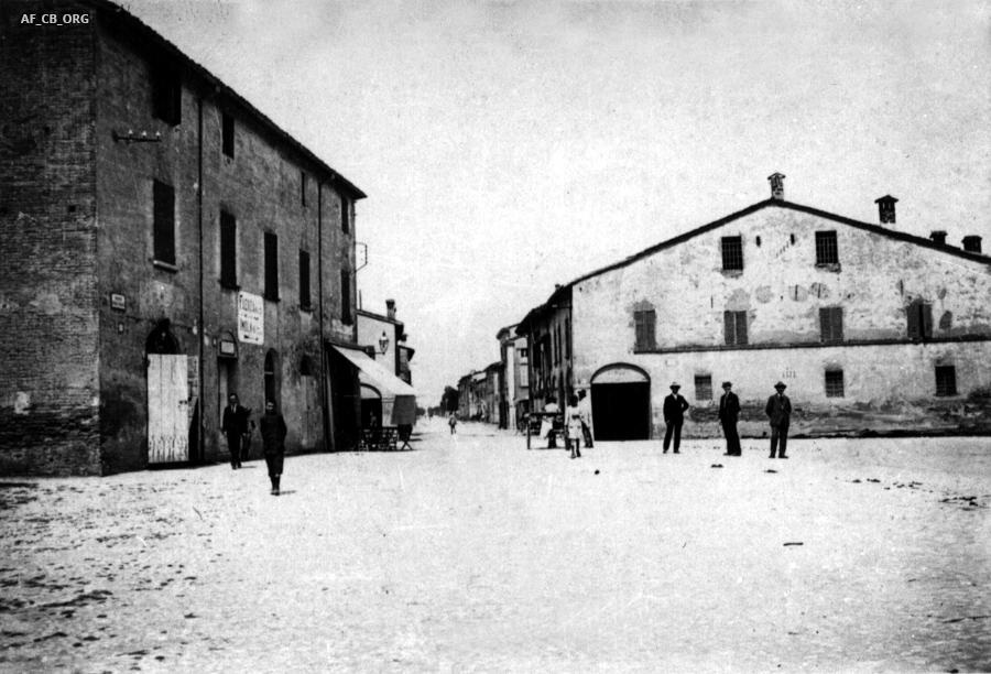 La casa Dal Prato-Sangiorgi (sulla destra) in una vecchia foto anteguerra